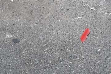 La caída de un viejo cartel publicitario, a punto de causar lesiones a un padre y a su hija en Telde/TA.