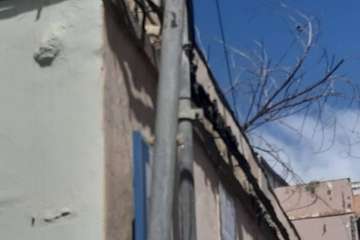 La caída de un viejo cartel publicitario, a punto de causar lesiones a un padre y a su hija en Telde/TA.