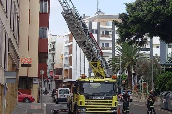 Bomberos y policias se movilizan ante una emergencia en el sector de Picachos (Telde)/TA.