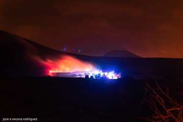 Un pavoroso incendio acaba con una gran cantidad de vehículos de una empresa de desguace de Ojos de Garza (Telde)/GM y J.A. Verona.