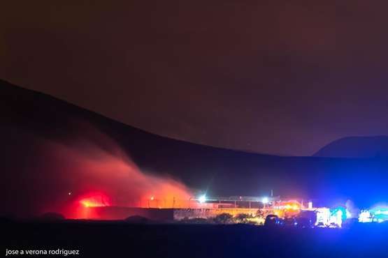 Un pavoroso incendio acaba con una gran cantidad de vehículos de una empresa de desguace de Ojos de Garza (Telde)/GM y J.A. Verona.