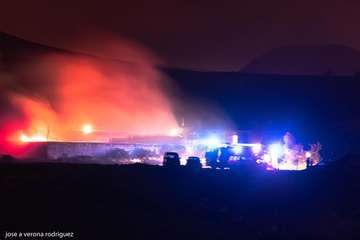 Un pavoroso incendio acaba con una gran cantidad de vehículos de una empresa de desguace de Ojos de Garza (Telde)/GM y J.A. Verona.