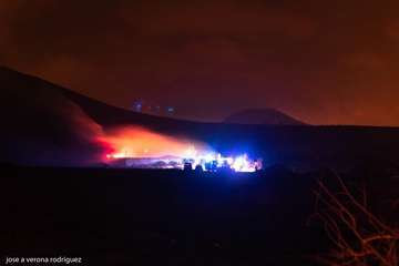 Un pavoroso incendio acaba con una gran cantidad de vehículos de una empresa de desguace de Ojos de Garza (Telde)/GM y J.A. Verona.