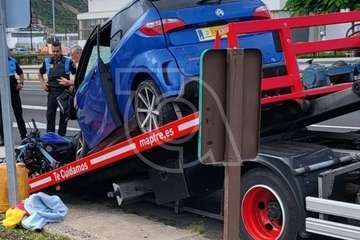 Un vehículo de LM invade el carril contrario y arrolla a un motorista en la circunavlación de Telde/TA.