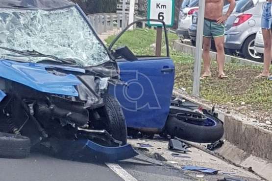 Un vehículo de LM invade el carril contrario y arrolla a un motorista en la circunavlación de Telde/TA.