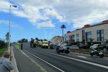 Un vehículo de LM invade el carril contrario y arrolla a un motorista en la circunavlación de Telde/TA.