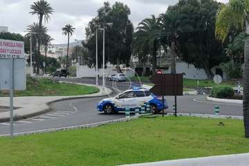 Un vehículo de LM invade el carril contrario y arrolla a un motorista en la circunavlación de Telde/TA.