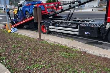 Un vehículo de LM invade el carril contrario y arrolla a un motorista en la circunavlación de Telde/TA.