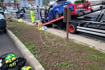 Un vehículo de LM invade el carril contrario y arrolla a un motorista en la circunavlación de Telde/TA.