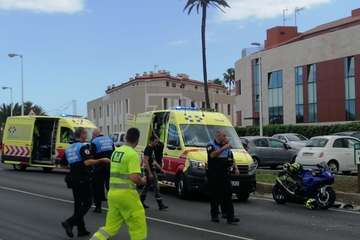 Un vehículo de LM invade el carril contrario y arrolla a un motorista en la circunavlación de Telde/TA.