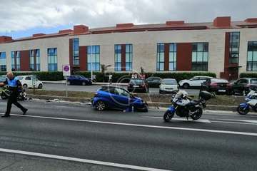 Un vehículo de LM invade el carril contrario y arrolla a un motorista en la circunavlación de Telde/TA.