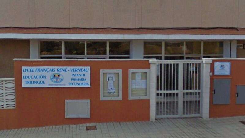 Fachada principal del colegio situado en Taliarte/TA.