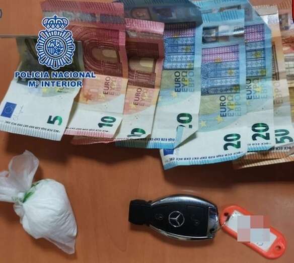 Dinero y droga requisada al detenido/TA.