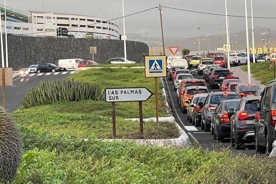 Atascos en las salidas de Telde hacia la GC-1 por un accidente a la altura de Las Terrazas/TA.