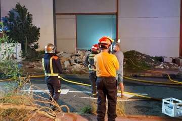 Incendio en una nave industrial de El Goro (Telde) donde se acumulan palets/TA.