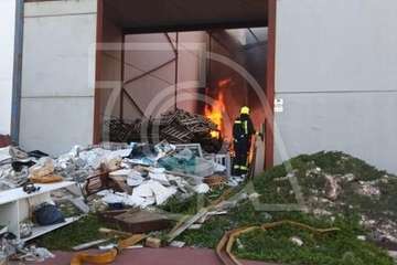 Incendio en una nave industrial de El Goro (Telde) donde se acumulan palets/TA.