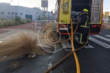 Incendio en una nave industrial de El Goro (Telde) donde se acumulan palets/TA.