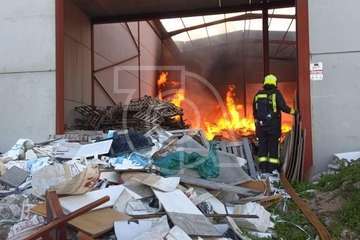 Los bomberos emplean más de 200.000 litros de agua y 9 horas de trabajo para sofocar el incendio de El Goro/TA.