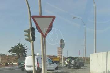 Dos vehículos colisionan en la Avenida del Cabildo, a la altura del parque de bomberos de Telde/TA.