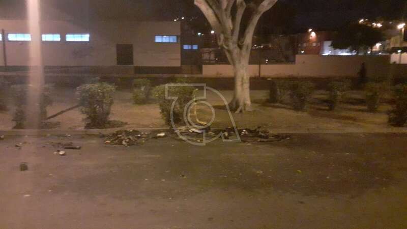 Imagen de los restos de los dos contenedores calcinados por el fuego/TA.