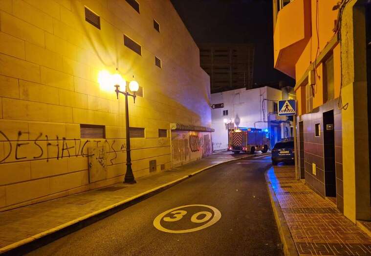 Unidades de bomberos y Policía Local en el lugar del siniestro/TA.