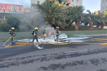 Un turismo queda totalmente calcinado en un incendio en el Vale de Jinámar (Telde)/TA.