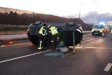 Vuelco de un vehículo en el ensanche de la carretera de Melenara, a la altura del Colegio Príncipe de Asturias/TA.
