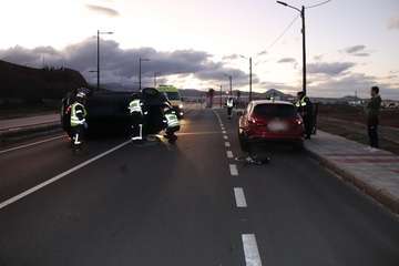 Vuelco de un vehículo en el ensanche de la carretera de Melenara, a la altura del Colegio Príncipe de Asturias/TA.