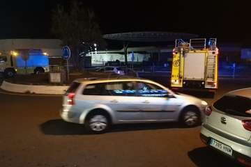 Vuelco de un vehiculo de reparto de comidas en el Cruce de Melenara (Telde)/TA.