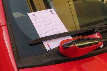 Un conductor ebrio causa daños a 13 vehículos aparcados en calles de Las Huesas (Telde)/TA.