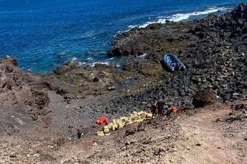 Abandonan una zodiac con 80 fardos de droga en la costa de Telde/TA.