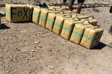 Abandonan una zodiac con 80 fardos de droga en la costa de Telde/TA.