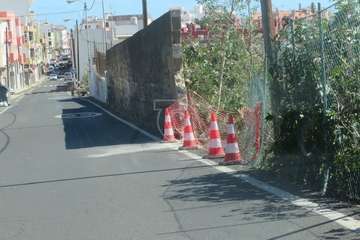 Un vehículo impacta contra un muro lateral en la Cuesta del Valle (Telde)/TA.
