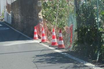 Un vehículo impacta contra un muro lateral en la Cuesta del Valle (Telde)/TA.