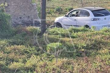 Un vehículo impacta contra un muro lateral en la Cuesta del Valle (Telde)/TA.