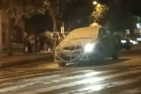 Incendio de un vehículo en una calle del sector urbano de Arnao (Telde)/TA.