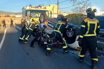  Vuelco de un vehículo en la carretera de Melenara, a la altura del Callejón del Castillo/TA.