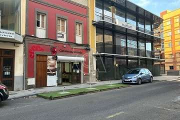 Un vehículo embiste contra la terraza de la Cafetería Juzgado, en San Juan, y la Policía investiga si fue intencionado/TA.