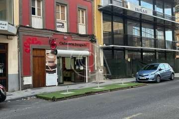 Un vehículo embiste contra la terraza de la Cafetería Juzgado, en San Juan, y la Policía investiga si fue intencionado/TA.