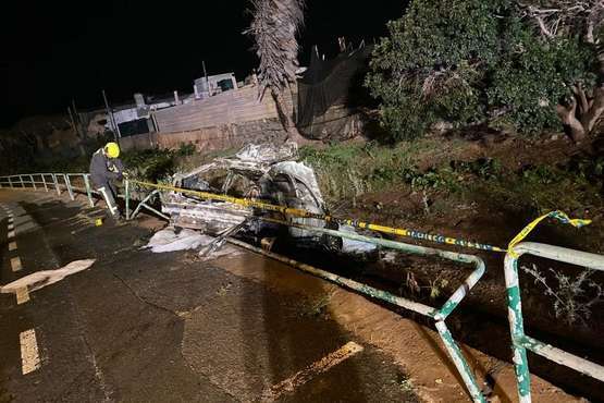 Un vehículo arde tras salirse de una carretera en Telde/TA.