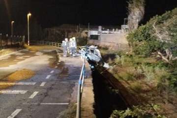 Un vehículo arde tras salirse de una carretera en Telde/TA.