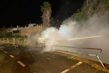 Un vehículo arde tras salirse de una carretera en Telde/TA.