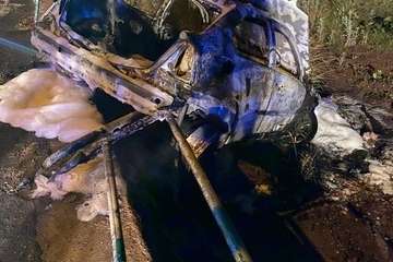 Un vehículo arde tras salirse de una carretera en Telde/TA.