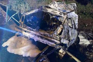 Un vehículo arde tras salirse de una carretera en Telde/TA.