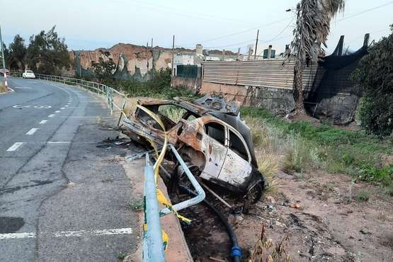 Un vehículo arde tras salirse de una carretera en Telde/TA.