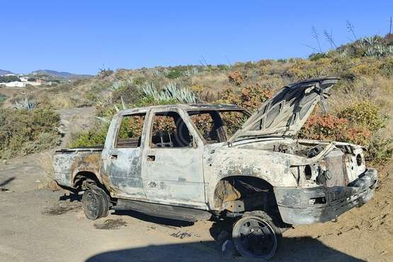  Abandonan y queman un Toyota Hilux en El Palmital Bajo (Telde)/TA.
