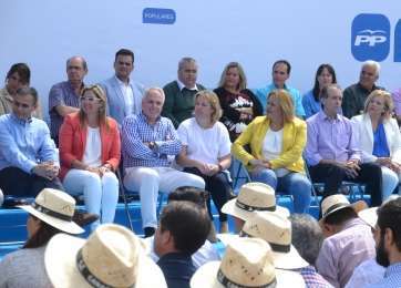Mari Carmen Castellano, junto a miembros de su equipo en la presentación de la candidatura del PP de Telde (Foto TA)