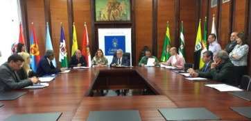 Momento de la reunión entre el presidente del Cabildo, José Miguel Bravo de Laguna, y los alcaldes de Gran Canaria (Foto TA)