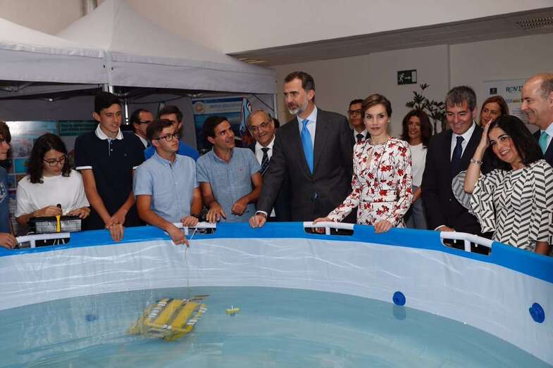 Felipe de Borbón y Leticia Ortiz, en la Plocan contemplando uno de los robots educativos (Foto TA)