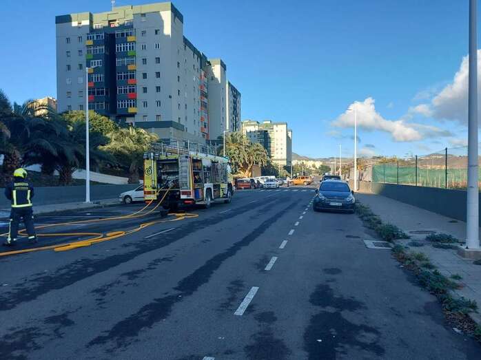 Bomberos ayer en Jinámar sofocando la quema de un vehículo/TA.